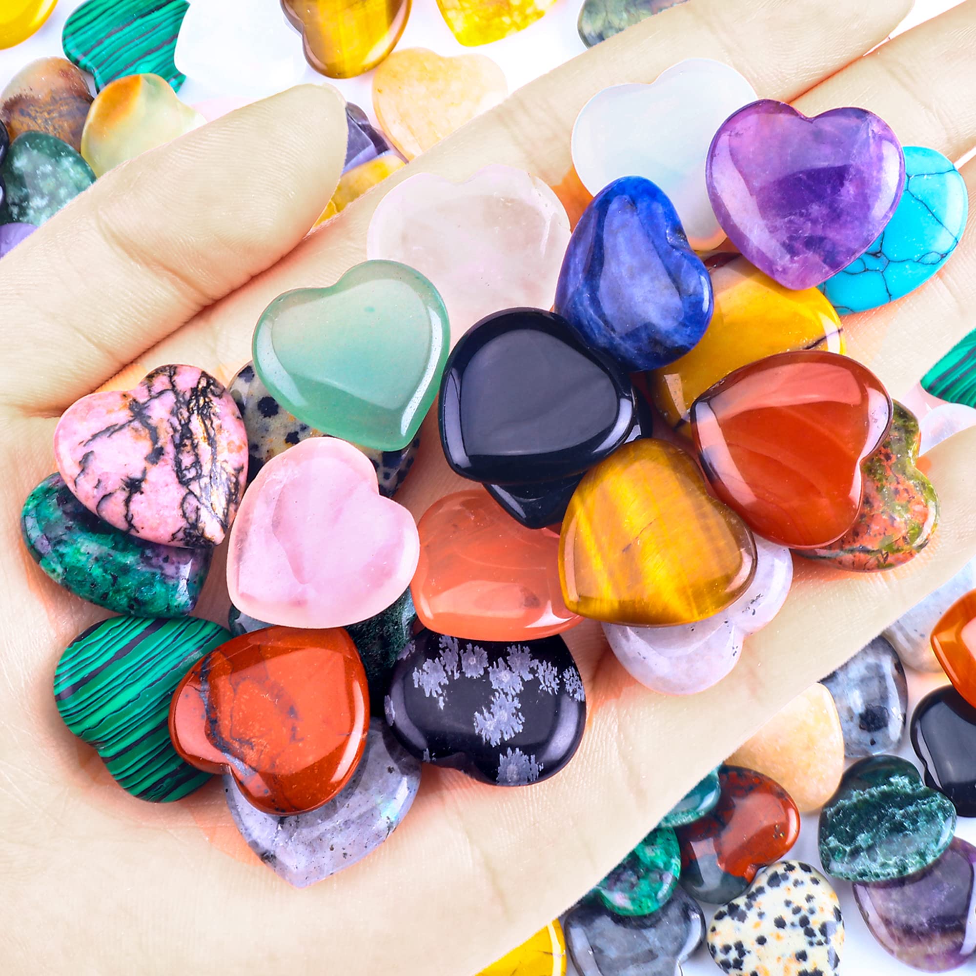 FORBY primer plano del pulido liso de una piedra corazón, tacto cómodo y seguro