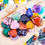 FORBY primer plano del pulido liso de una piedra corazón, tacto cómodo y seguro