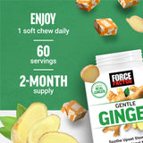 Force Factor gomitas en mano para comparación de tamaño y dosificación clara