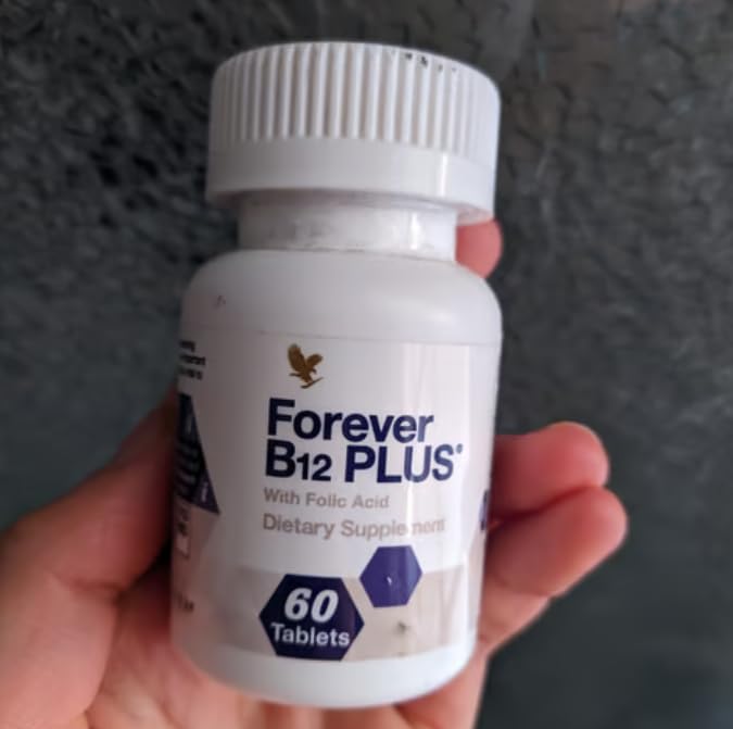 Forever Living B12 Plus persona tomando tableta en casa para energía sostenida