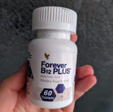 Forever Living B12 Plus persona tomando tableta en casa para energía sostenida