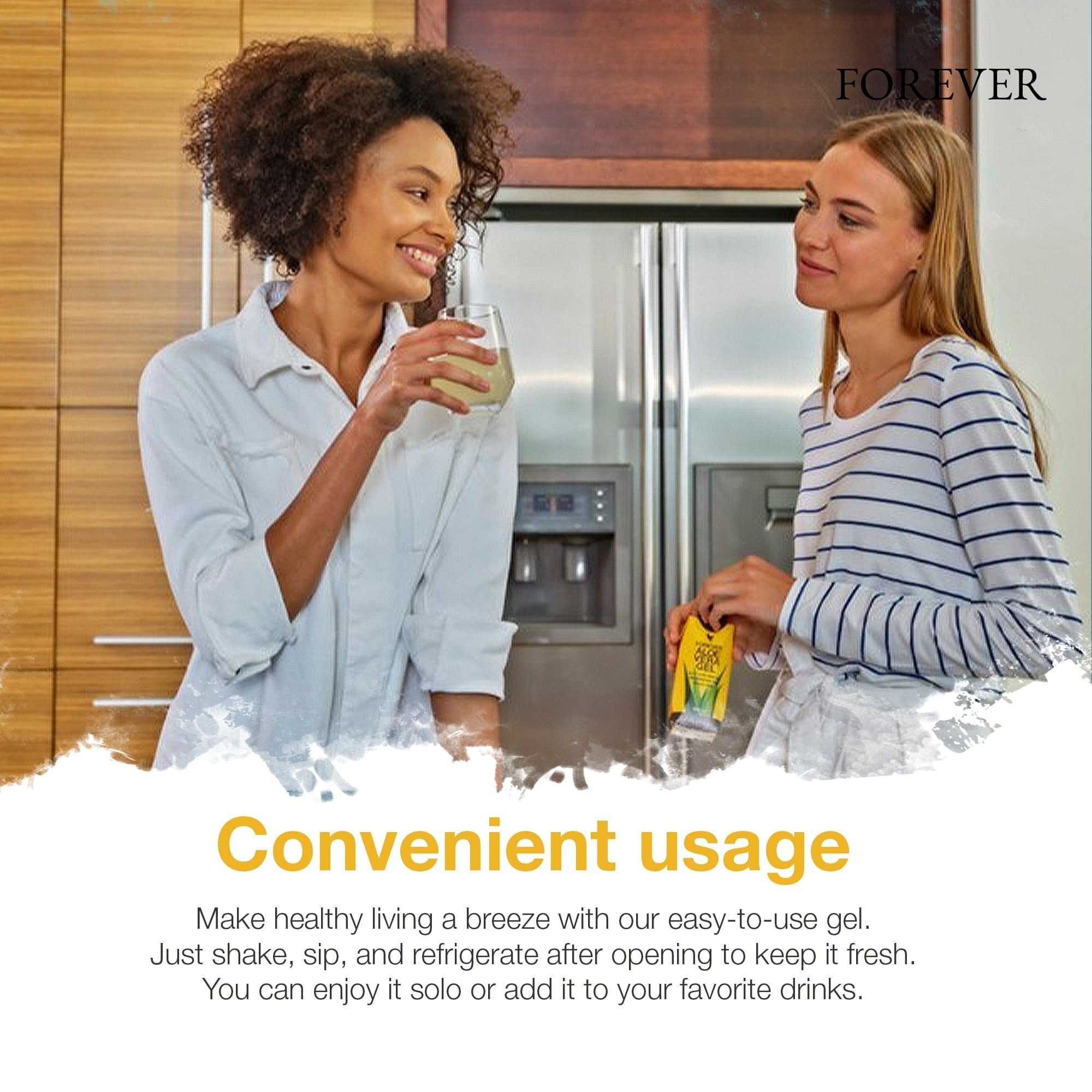 Botella de Forever Living aloe junto a una mano para comparar tamaño, portable y práctico