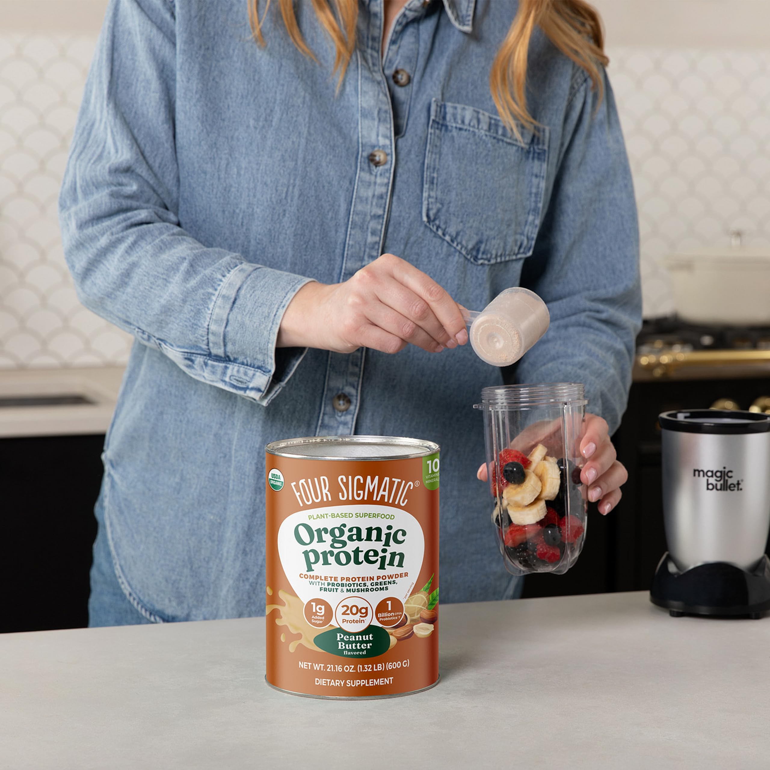 Four Sigmatic comparativa de porción junto a plátano para tamaño y aporte proteico