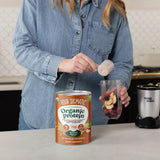 Four Sigmatic comparativa de porción junto a plátano para tamaño y aporte proteico