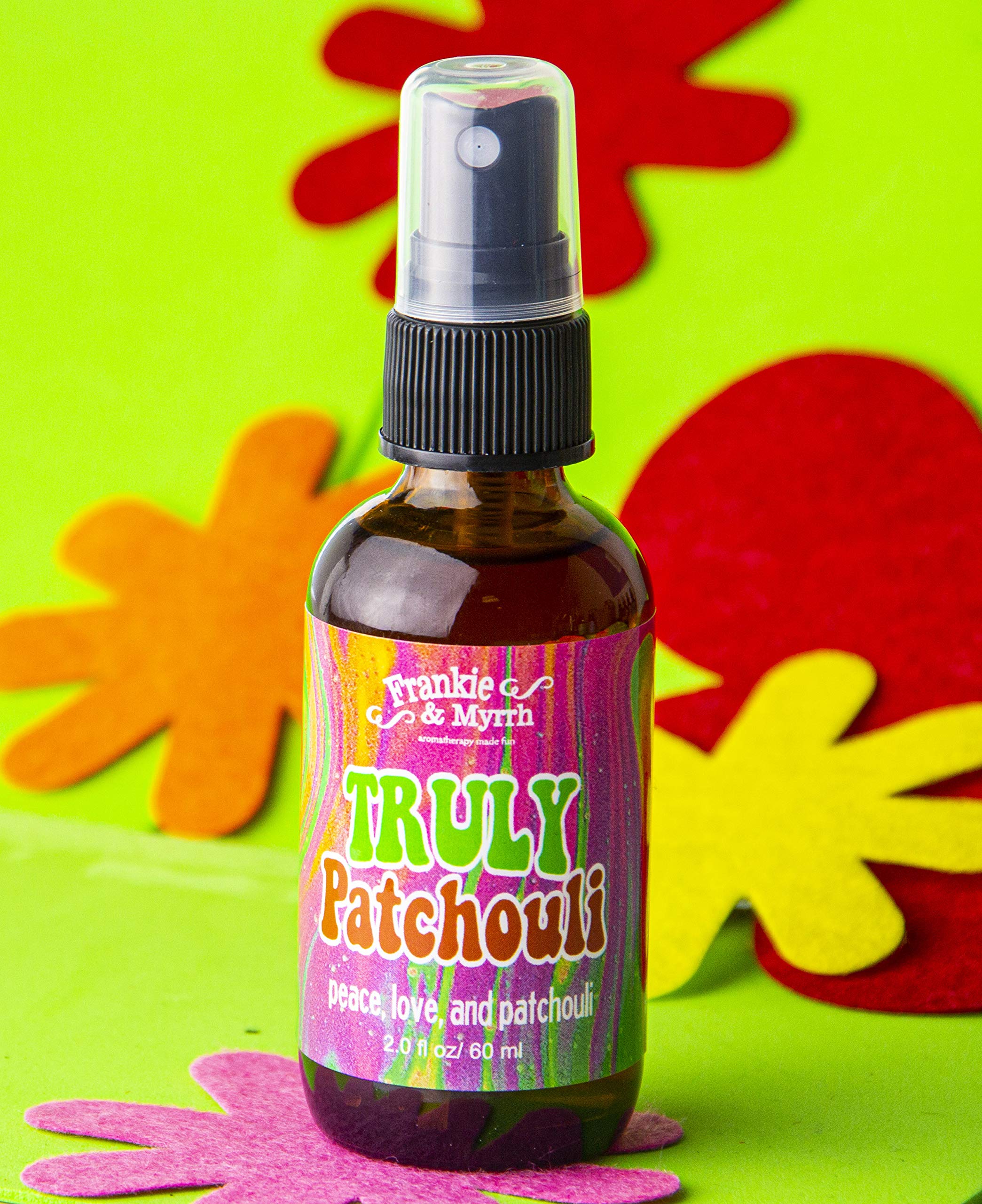 Frankie & Myrrh spray aplicado en cama y cojín para ambiente acogedor