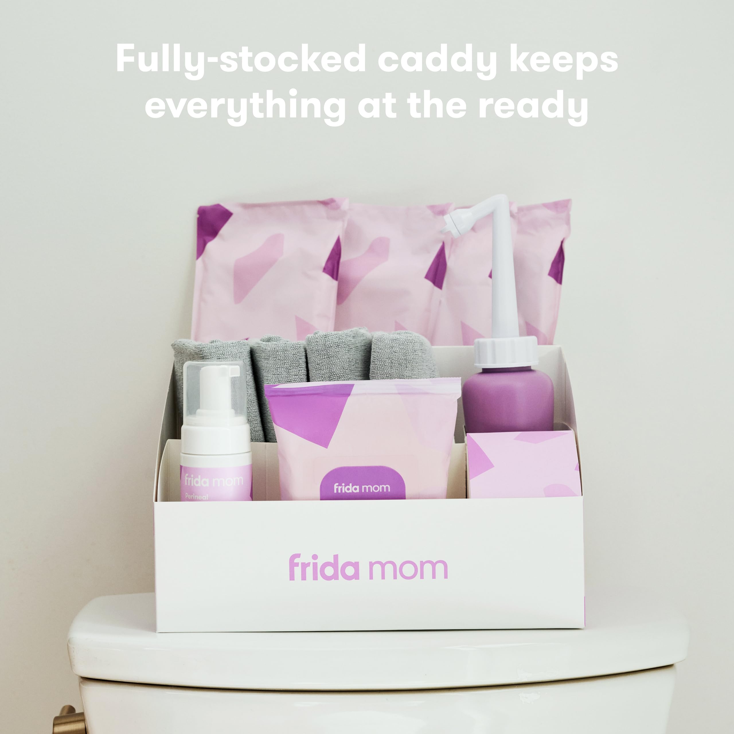 Frida Mom botella peri ergonómica en uso para higiene perineal fácil y precisa