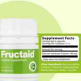 Persona tomando Fructaid con un vaso antes de consumir fruta
