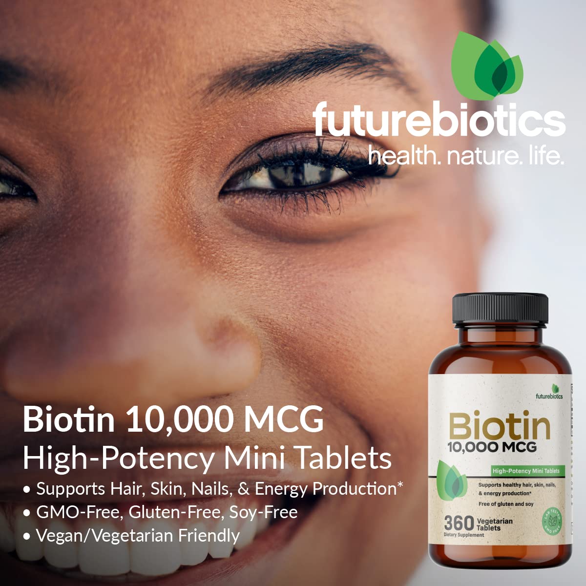 Tableta de Futurebiotics Biotin en mano destacando tamaño pequeño y conveniencia