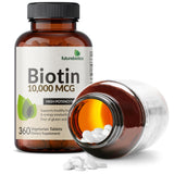 Persona tomando Futurebiotics Biotin con agua demostrando integración sencilla en la rutina