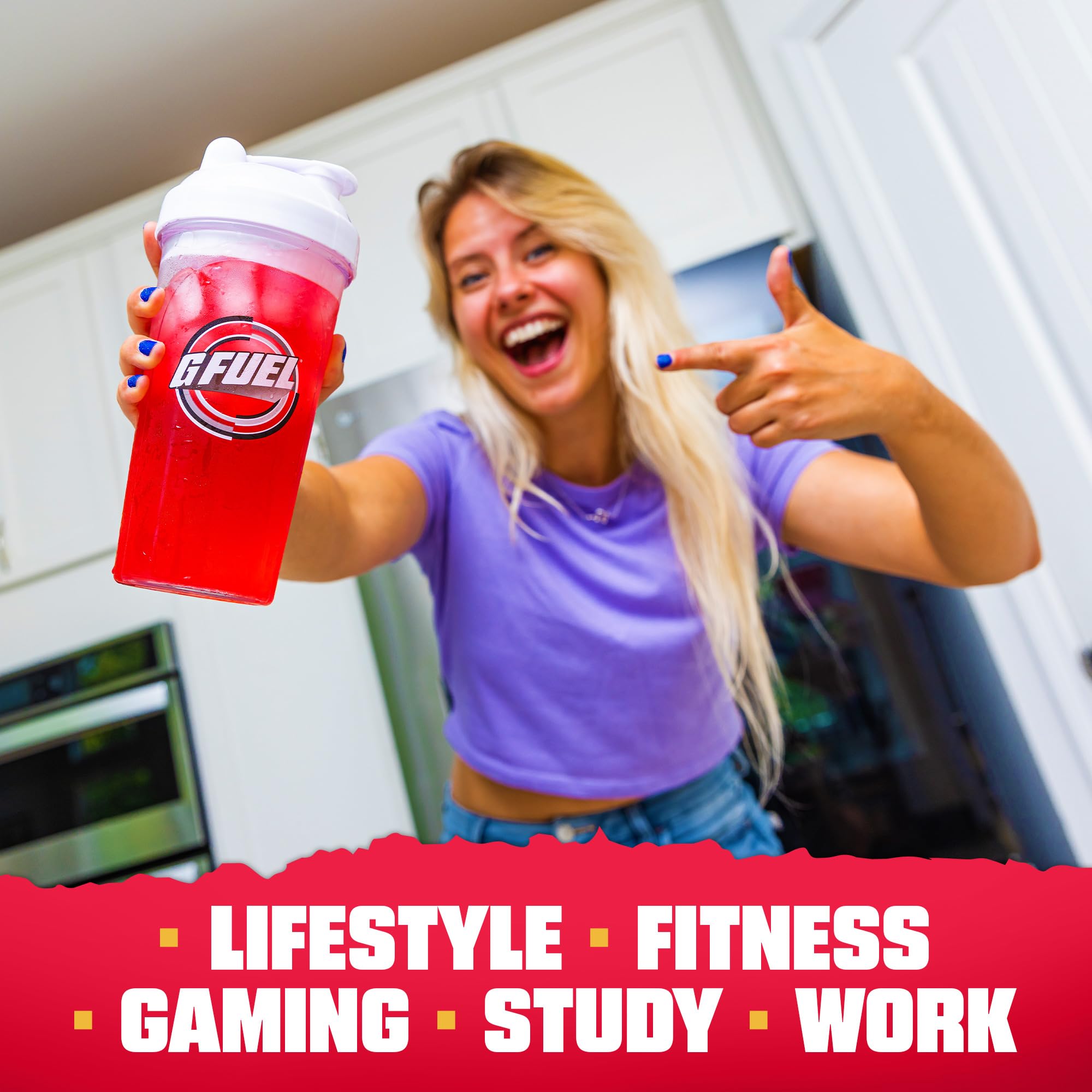 Persona jugando con bebida G Fuel Red Rush al lado, indicando enfoque prolongado durante sesiones