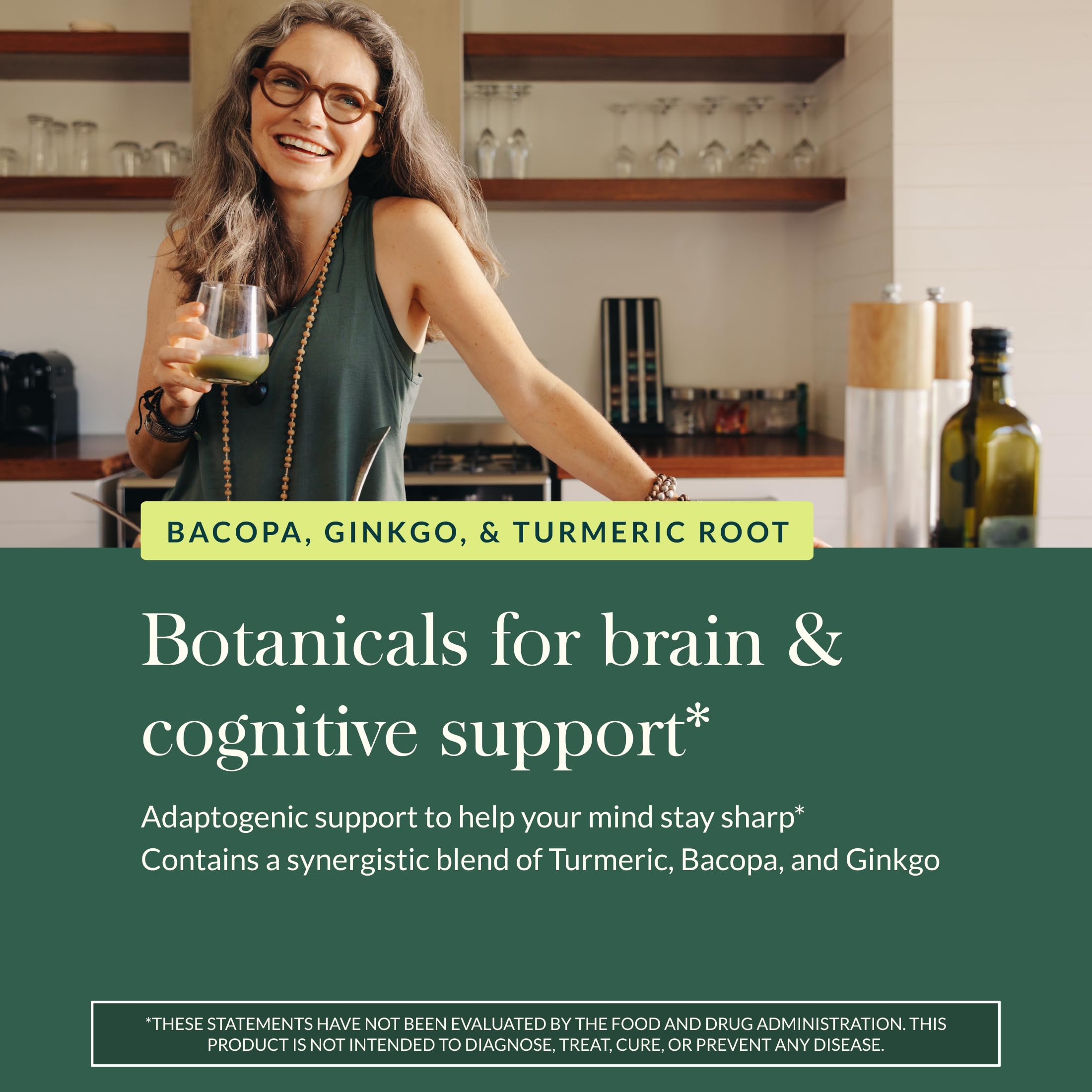 Gaia Herbs Agile Mind cápsula en mano para comparar tamaño y dosis