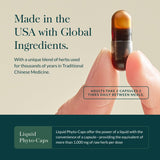 Gaia Herbs persona leyendo etiqueta para confirmar ingredientes