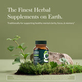 Gaia Herbs cápsulas en mano para visualizar tamaño y facilidad de uso