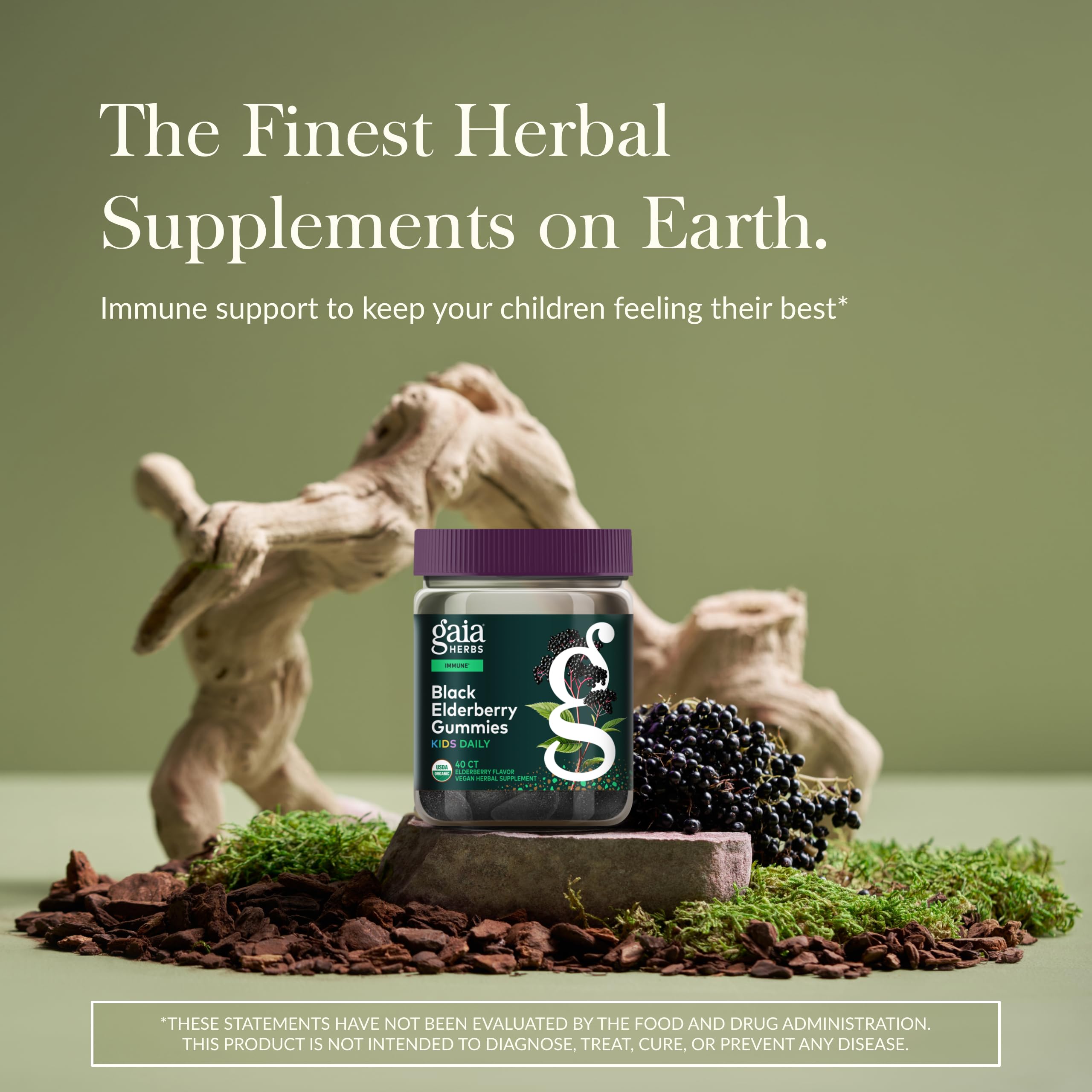 Gaia Herbs gomita en mano de adulto, muestra tamaño fácil de masticar