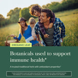 Botella de Gaia Herbs junto a una mano para comparar tamaño y porciones