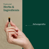 Gaia Herbs PRO cápsula en mano indica tamaño y fácil ingestión