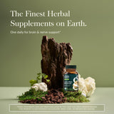 Gaia Herbs cápsula junto a dedos para una toma fácil y práctica