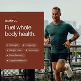 Gainful persona entrenando con batido resaltando apoyo a la actividad física