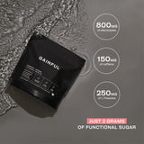 Gainful sobre en mano dentro de gimnasio destacando uso previo al entrenamiento