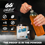 Gamer Supps cucharada de polvo sobre vaso con agua, preparación instantánea