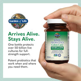 Garden of Life frasco junto a una regla para comparar tamaño de las cápsulas y porción diaria