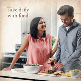 Garden of Life mujer activa tomando suplemento como apoyo diario