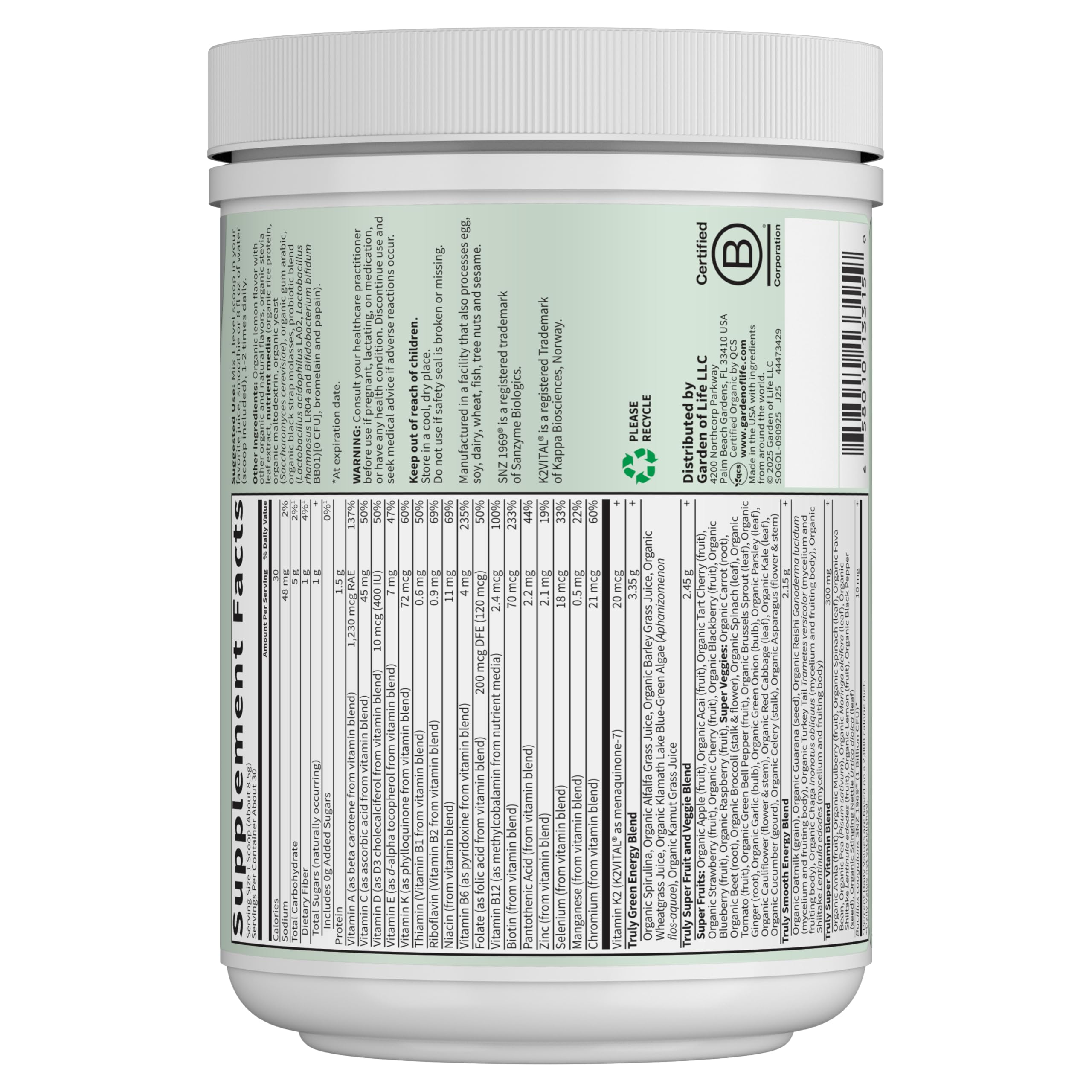Lifestyle con Garden of Life Organic Greens en cocina moderna transmitiendo uso cotidiano y bienestar