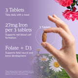 Garden of Life tabletas en mano para referencia de tamaño práctico