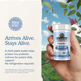 Comparación de tamaño Garden of Life Prostate Plus junto a una mano para mostrar escala real