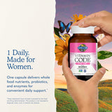 Garden of Life mujer activa tomando suplemento para vitalidad diaria