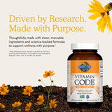 Persona tomando Garden of Life Vitamin Code como parte de su rutina