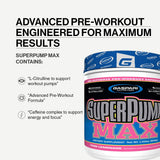 Gaspari Nutrition SuperPump MAX mano sirviendo polvo enfatiza dosificación práctica