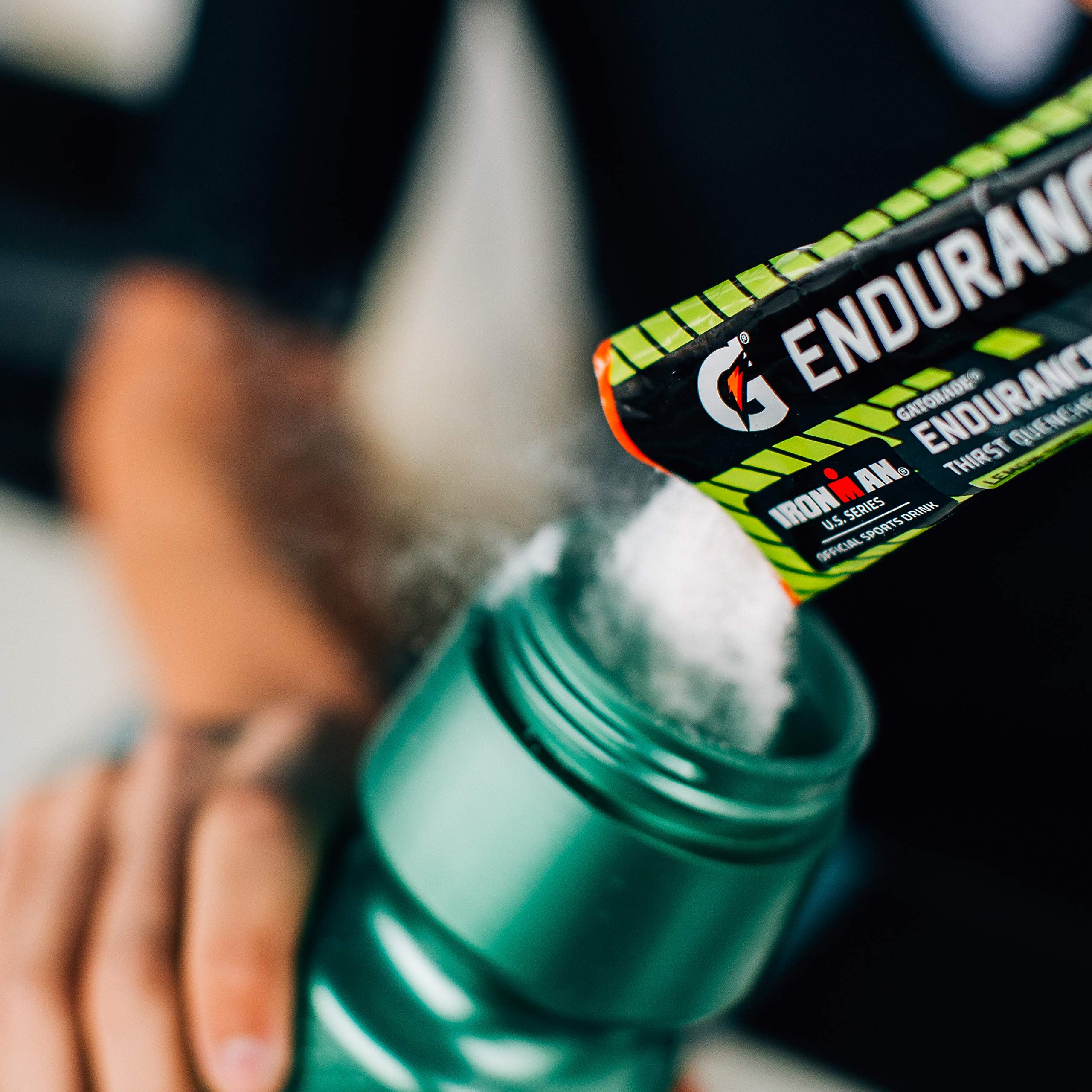 Vaso con la bebida Gatorade Endurance preparada, hidratación lista para entrenar