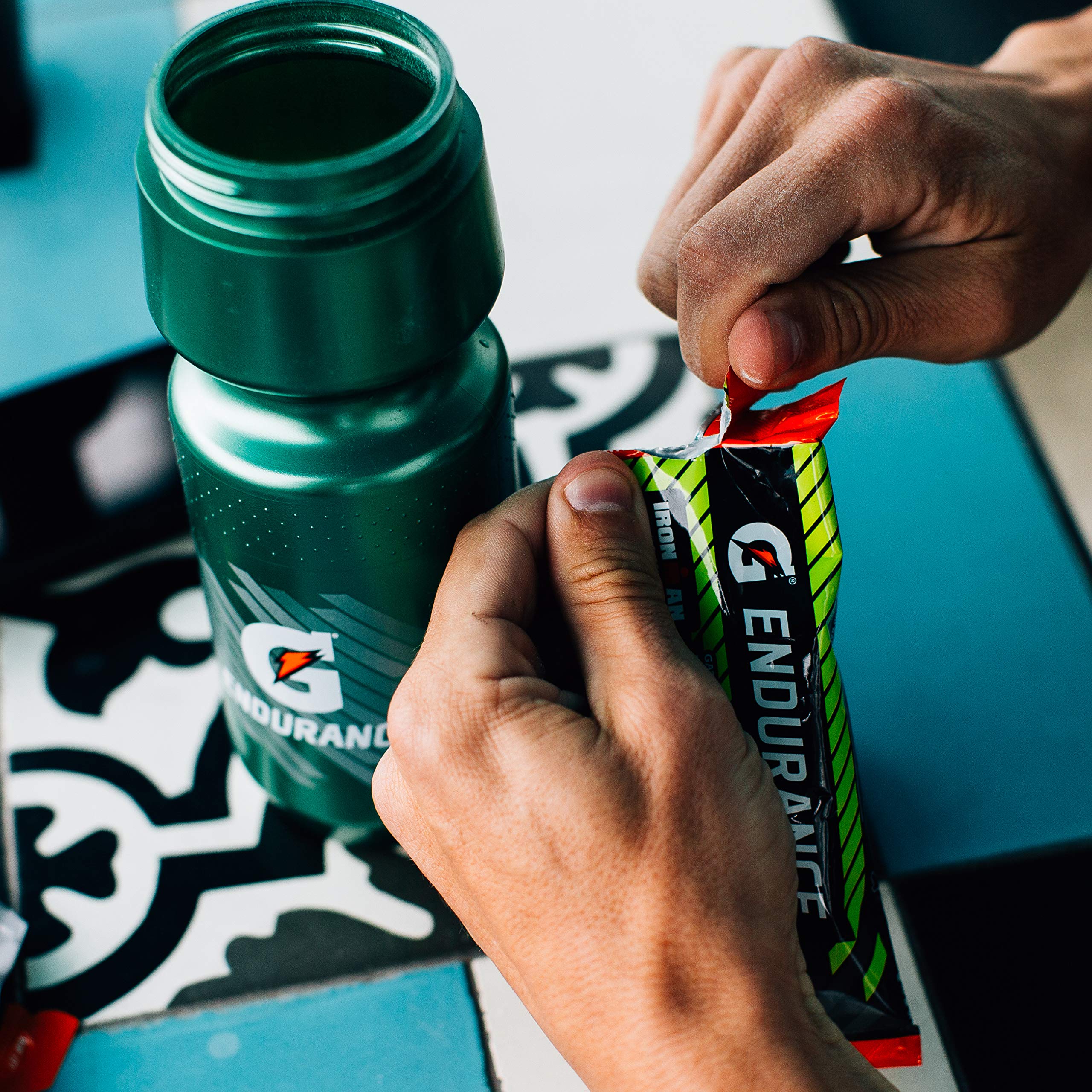 Gatorade Endurance sobre siendo vertido en botella, mezcla conveniente en ruta