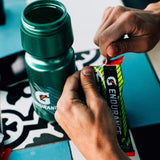 Gatorade Endurance sobre siendo vertido en botella, mezcla conveniente en ruta