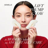 GEMELLE gua sha junto a frasco de aceite para mejor deslizamiento y nutrición