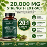 Generic cápsula de Moringa abierta mostrando contenido concentrado