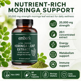 Generic cápsulas de Moringa en mano para dosificación práctica