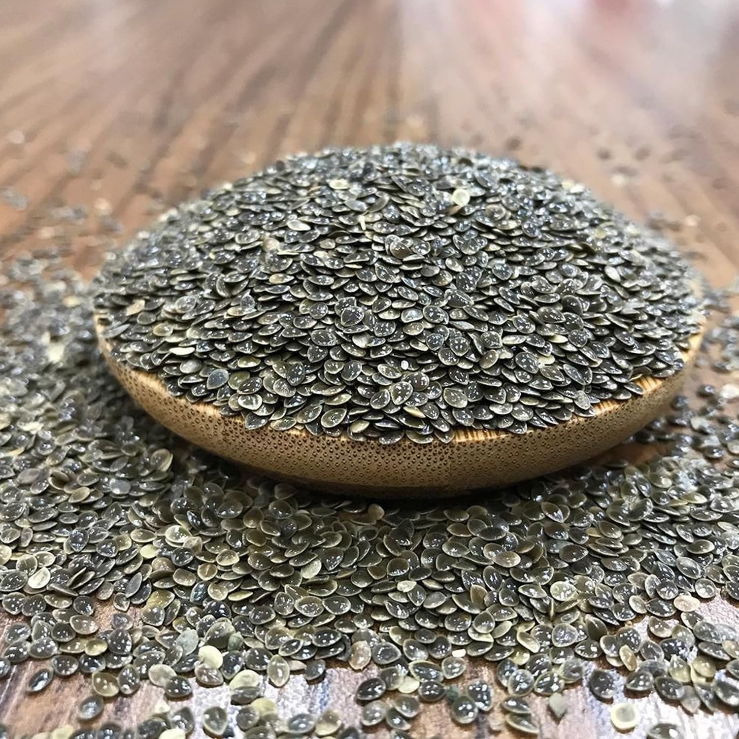 Generic escena de cocina con semillas de ortiga listas para usar en recetas