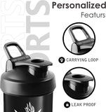 Generic persona en gimnasio usando el shaker mezclando proteína fácilmente