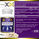 Genex Formulas cápsulas en mano para visualizar tamaño y conveniencia
