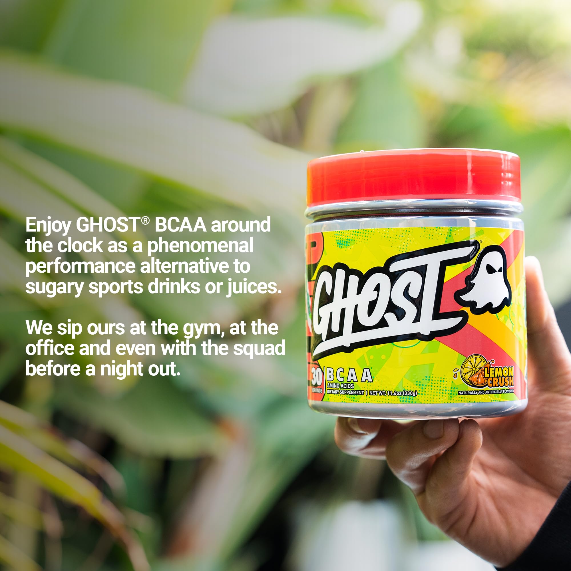 GHOST comparación de tamaño del envase y scoop para medir 7 g BCAA