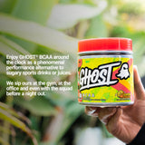 GHOST comparación de tamaño del envase y scoop para medir 7 g BCAA