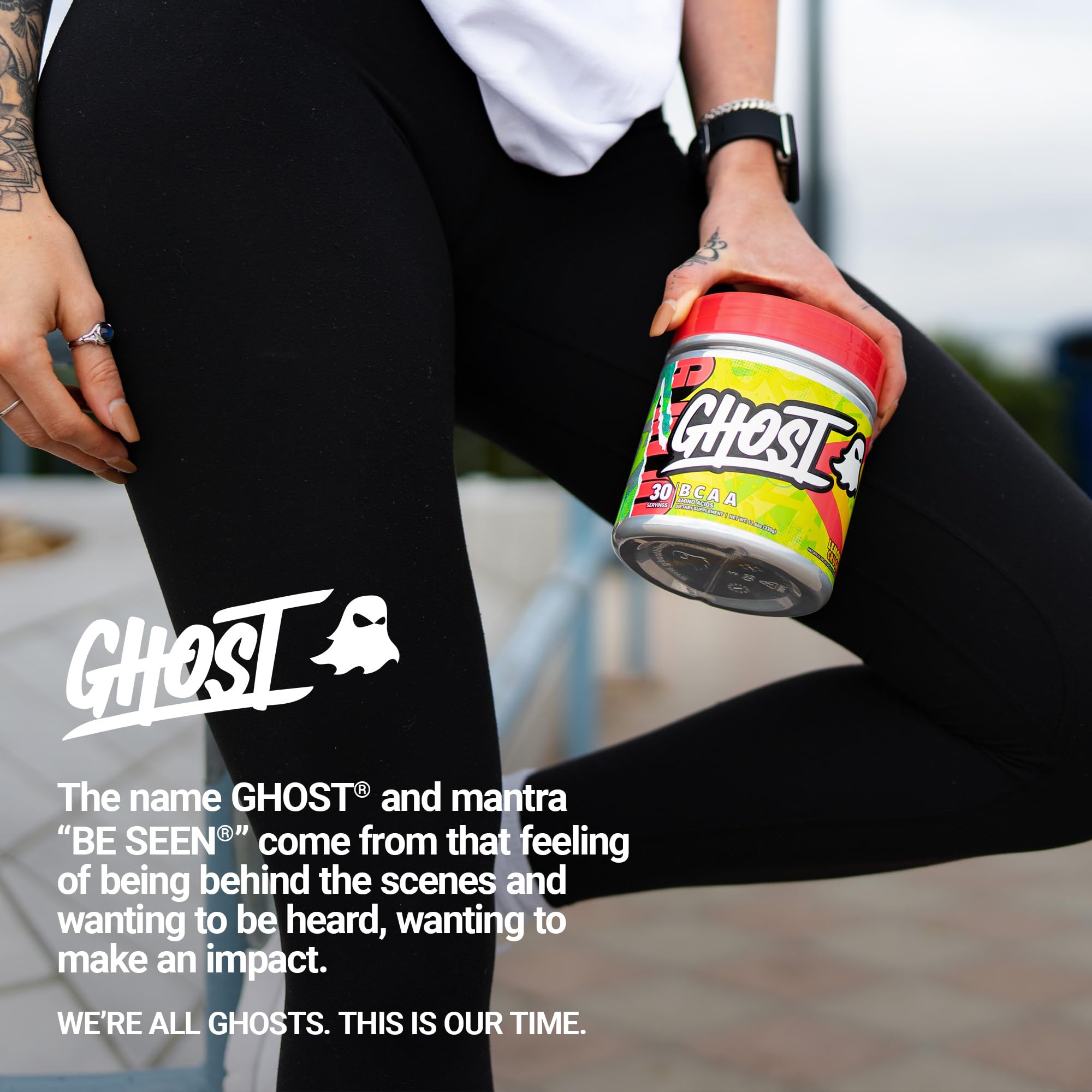 GHOST persona bebiendo Lemon Crush durante ejercicio, hidratación sin azúcar