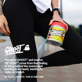 GHOST persona bebiendo Lemon Crush durante ejercicio, hidratación sin azúcar