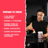 GHOST bebida preparada en vaso en uso antes del entrenamiento para energía inmediata