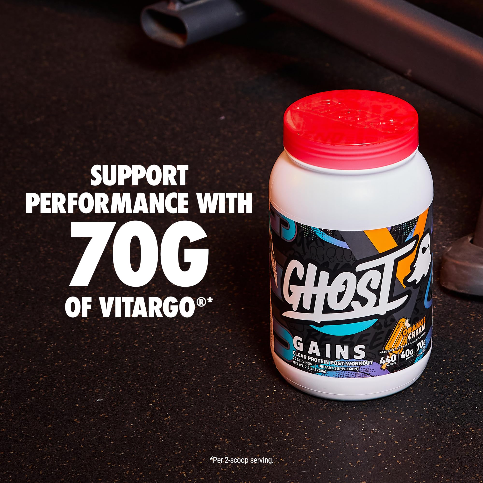 GHOST envase junto a una mano para comparar tamaño y porciones prácticas