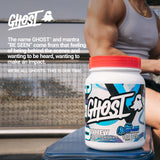 Persona en gimnasio bebiendo GHOST Clear Whey, apoyo proteico post-entreno