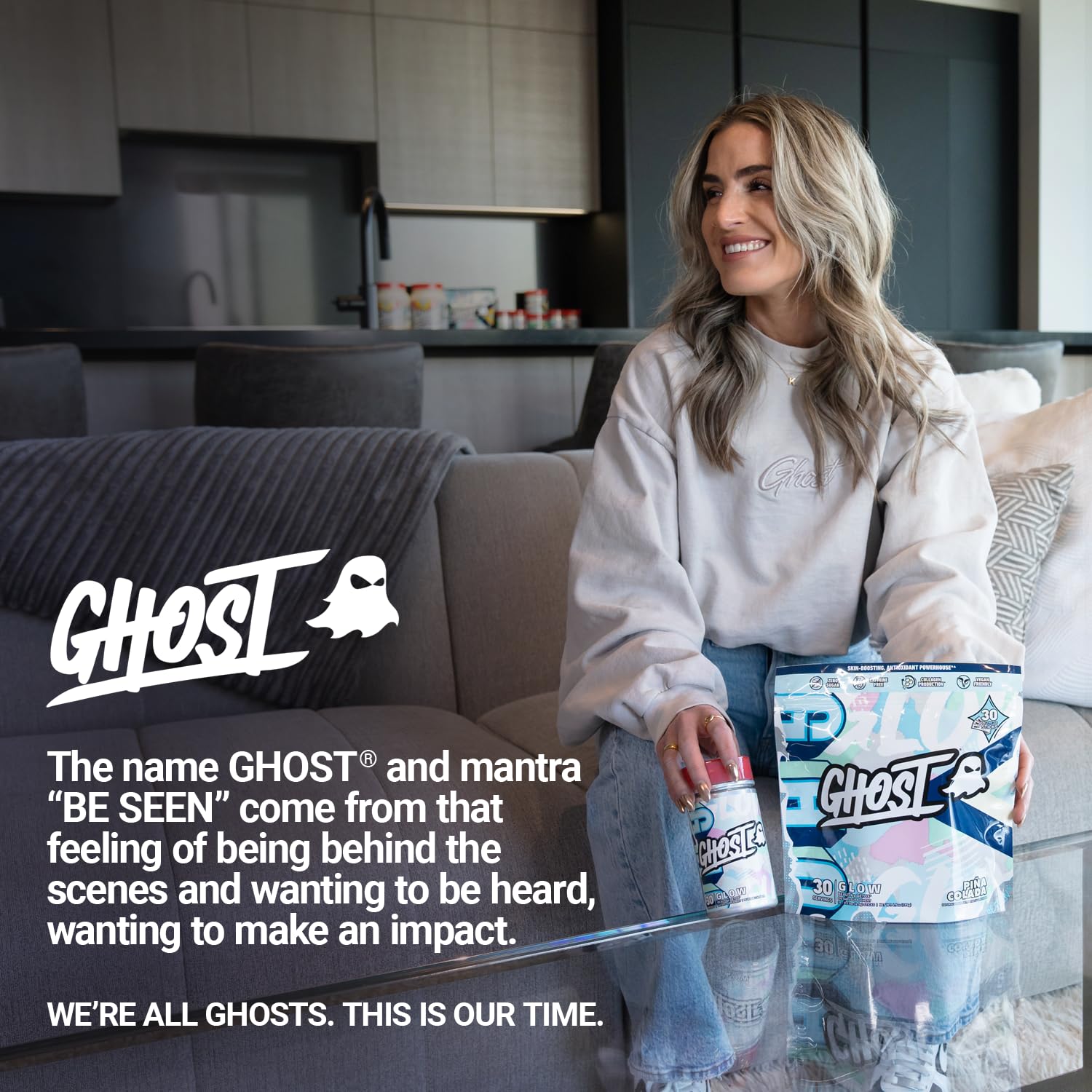 GHOST stick junto a una mano para mostrar tamaño real y portabilidad