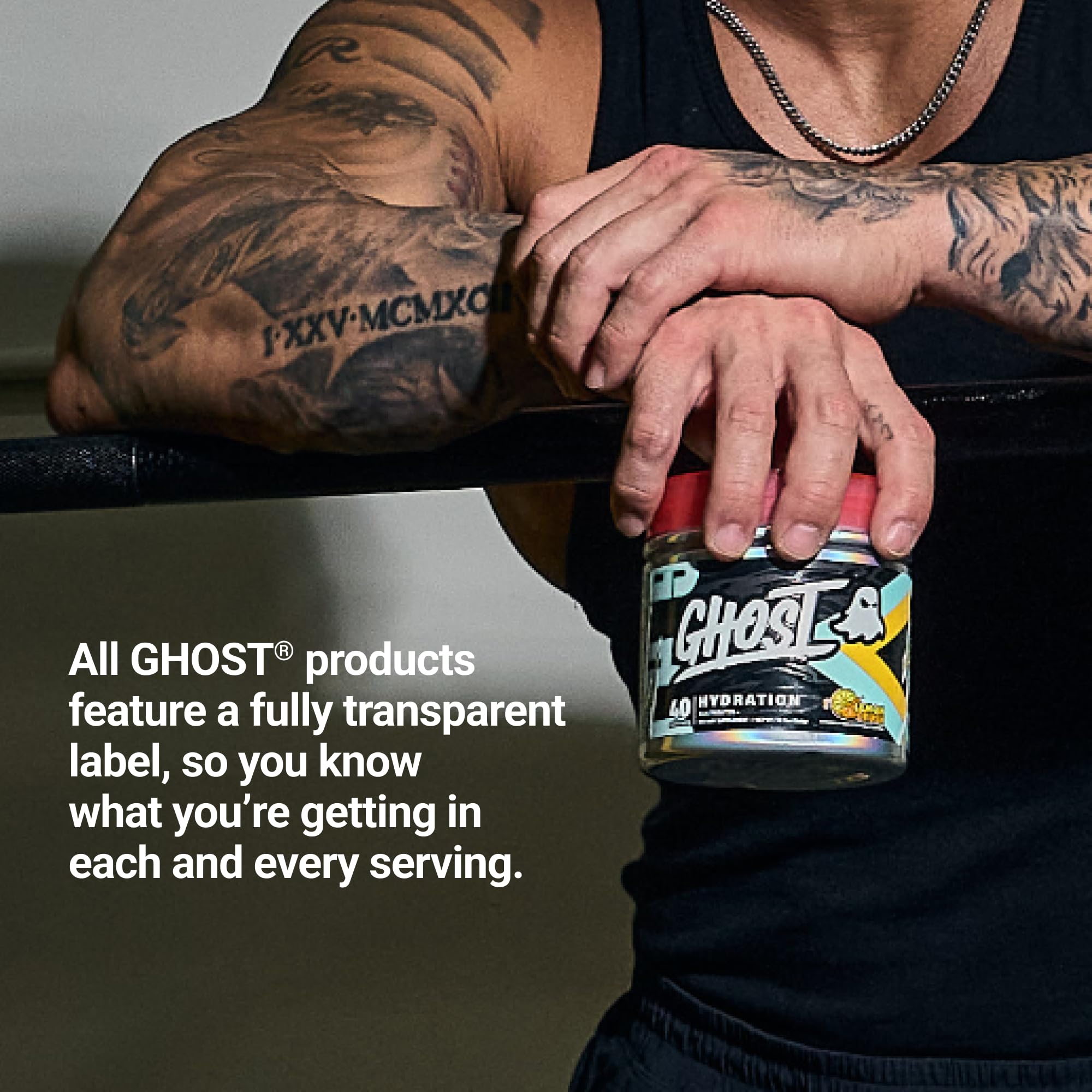 Envase GHOST junto a botella para comparar tamaño y cantidad de raciones